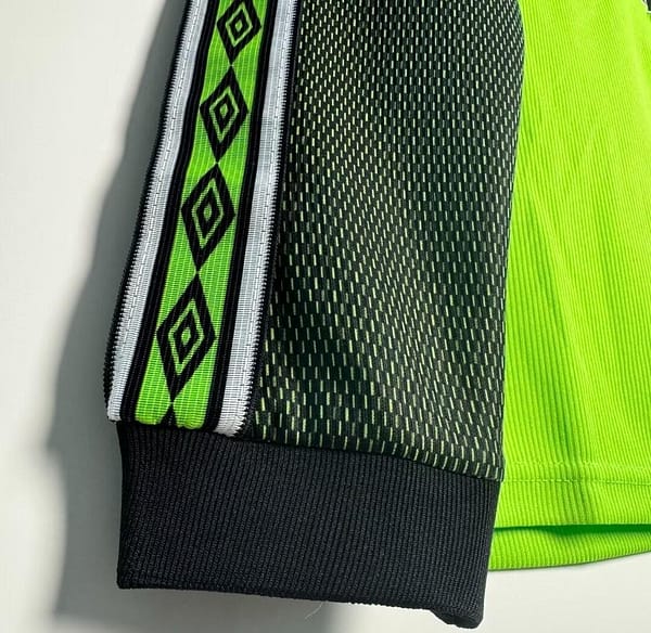 Retro 98/99 Manchester United Goalkeeper Green Long Sleeve Jeresy - Image 5