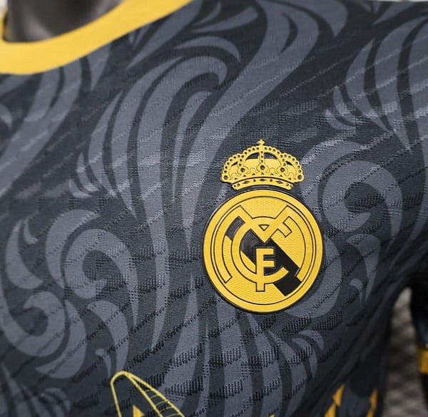 Player Version 24/25 Real Madrid Black/Golden Special Jersey - Image 3