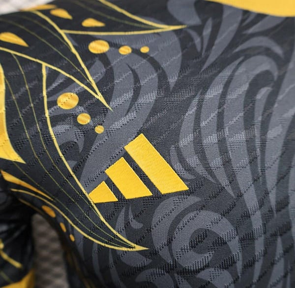 Player Version 24/25 Real Madrid Black/Golden Special Jersey - Image 4