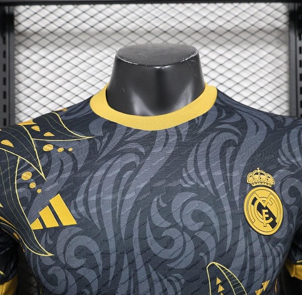 Player Version 24/25 Real Madrid Black/Golden Special Jersey - Image 7