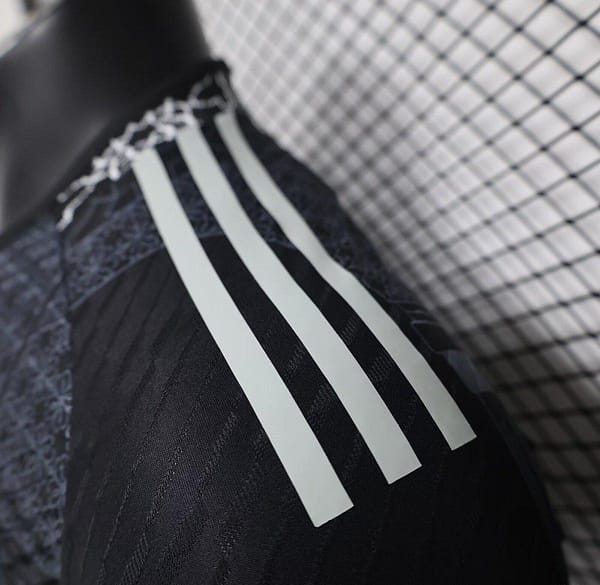 Player Version 24/25 Real Madrid Black Special Jersey - Image 3