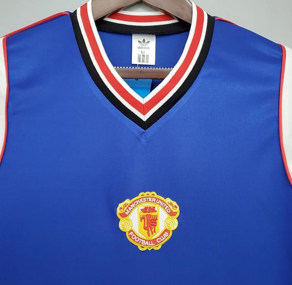 Retro Manchester United 85/86 away blue Soccer Jersey - Image 7
