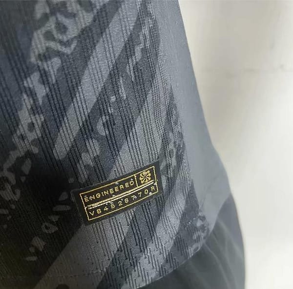 Player Version 24/25 Liverpool Black Goalkeeper Jersey - Image 4
