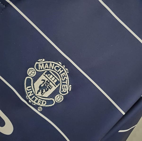Retro Manchester United 99/00 away Soccer Jersey - Image 7
