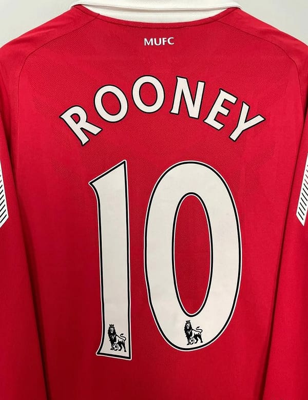Retro 10/11 Manchester United Home Long Sleeve Jersey - Image 4
