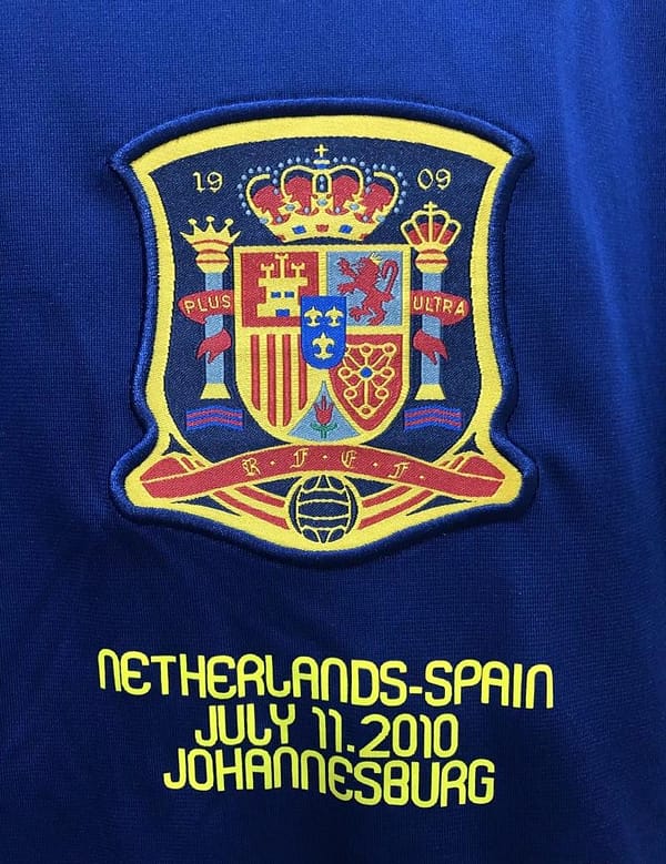 Retro 2010 Spain Away Soccer Jersey - Image 10