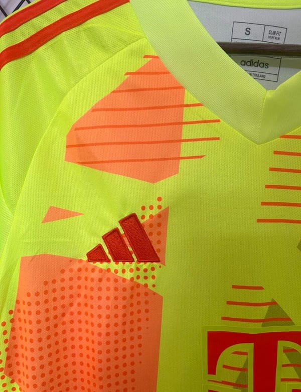 24/25 Bayern Munich Green Goalkeeper Jersey - Image 3