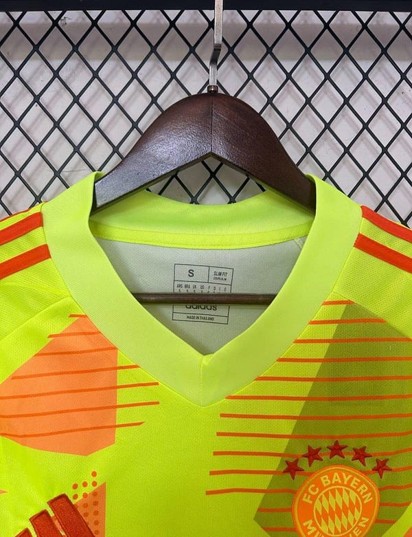 24/25 Bayern Munich Green Goalkeeper Jersey - Image 4
