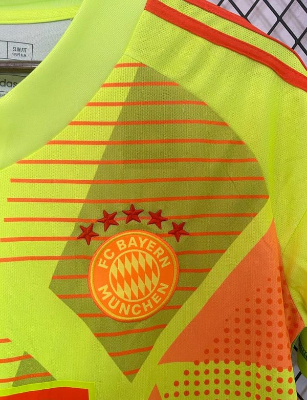 24/25 Bayern Munich Green Goalkeeper Jersey - Image 7