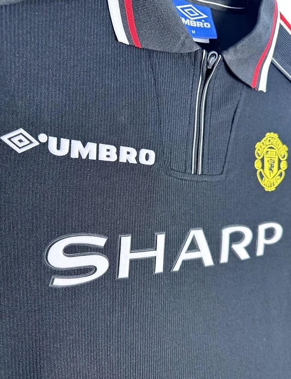 Retro 98/99 Manchester United Goalkeeper Navy Jersey - Image 4