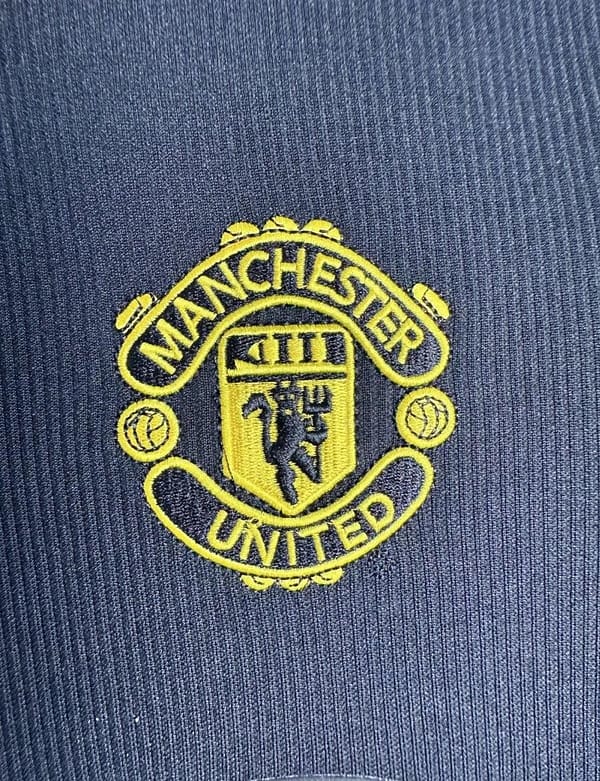 Retro 98/99 Manchester United Goalkeeper Navy Jersey - Image 5
