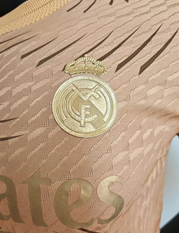 Player Version 24/25 Real Madrid Golden Special Jersey - Image 2