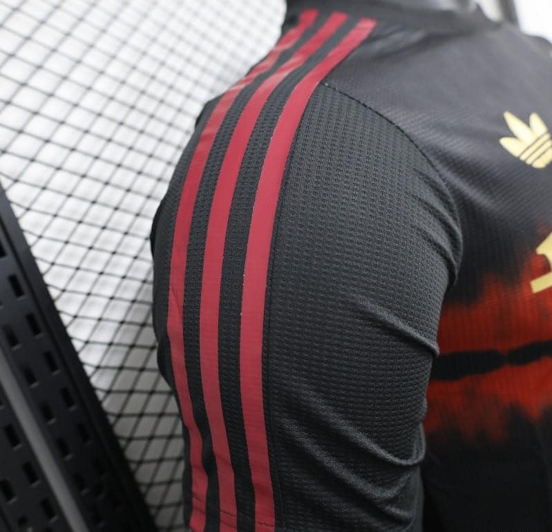 Player Version 24/25 Manchester United Black/Red Pre-Match Jersey - Image 4