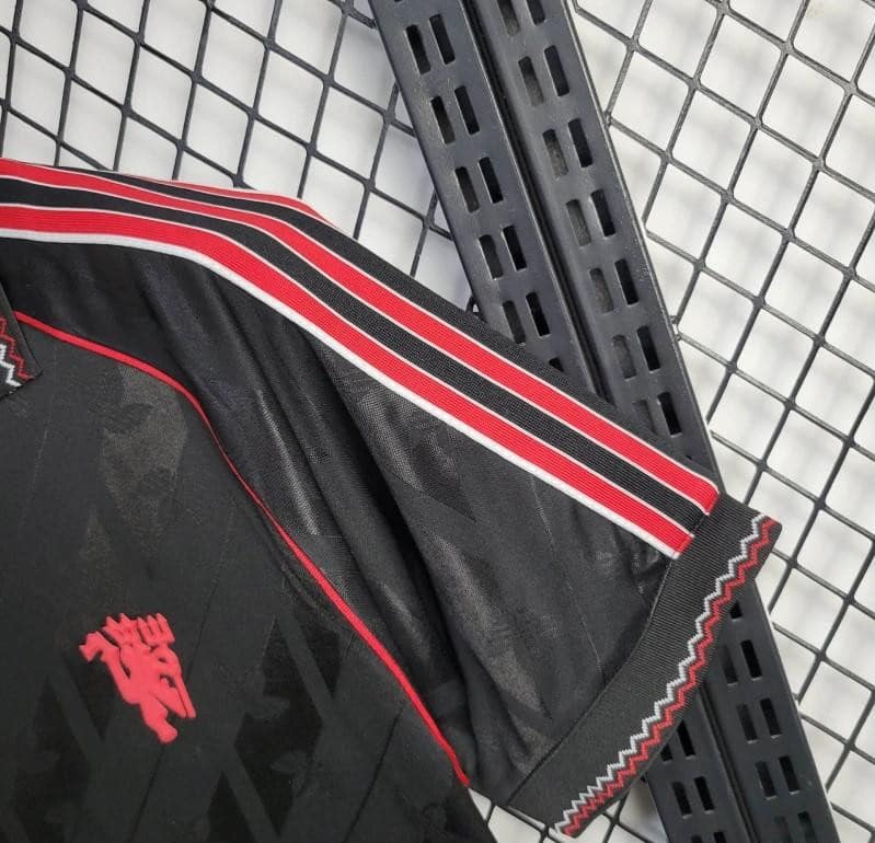 24/25 Retro Manchester United - Image 2