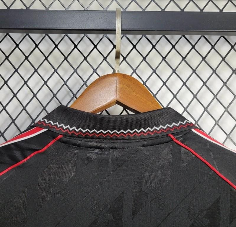 24/25 Retro Manchester United - Image 4