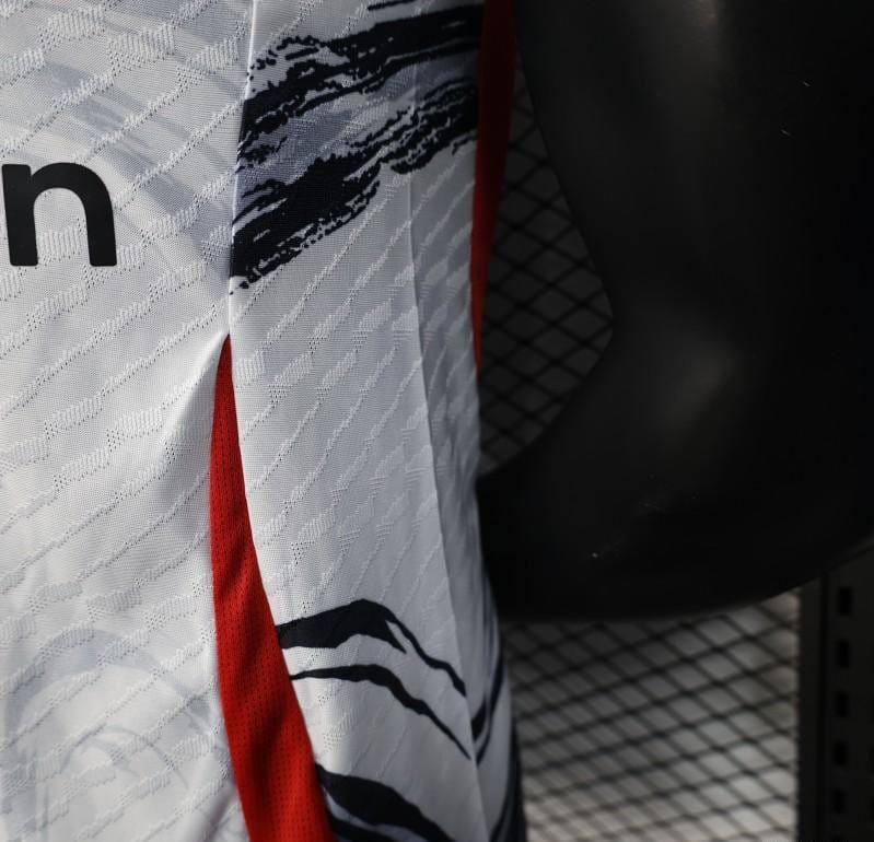 Player Version 25/26 Manchester United White with Marble Pattern and Snapdragon Sponsor Jersey - Image 9