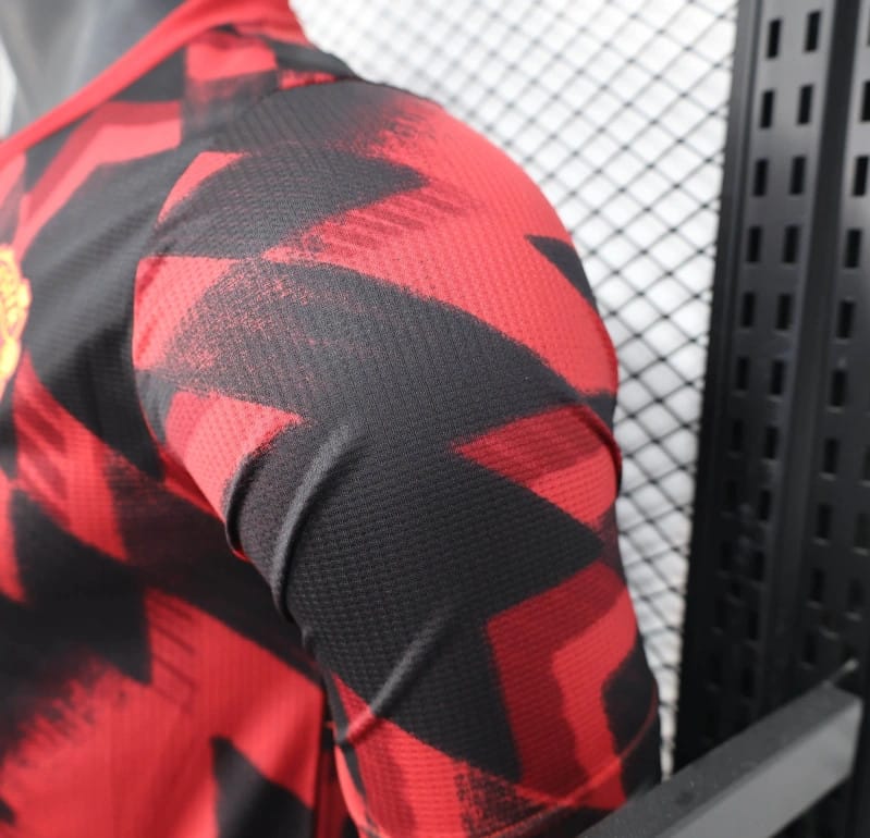 25/26 Player Version Manchester United Red Geometric Pattern Pre-Match Training Jersey - Image 2