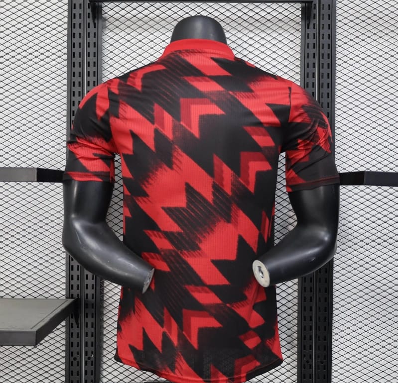 25/26 Player Version Manchester United Red Geometric Pattern Pre-Match Training Jersey - Image 4